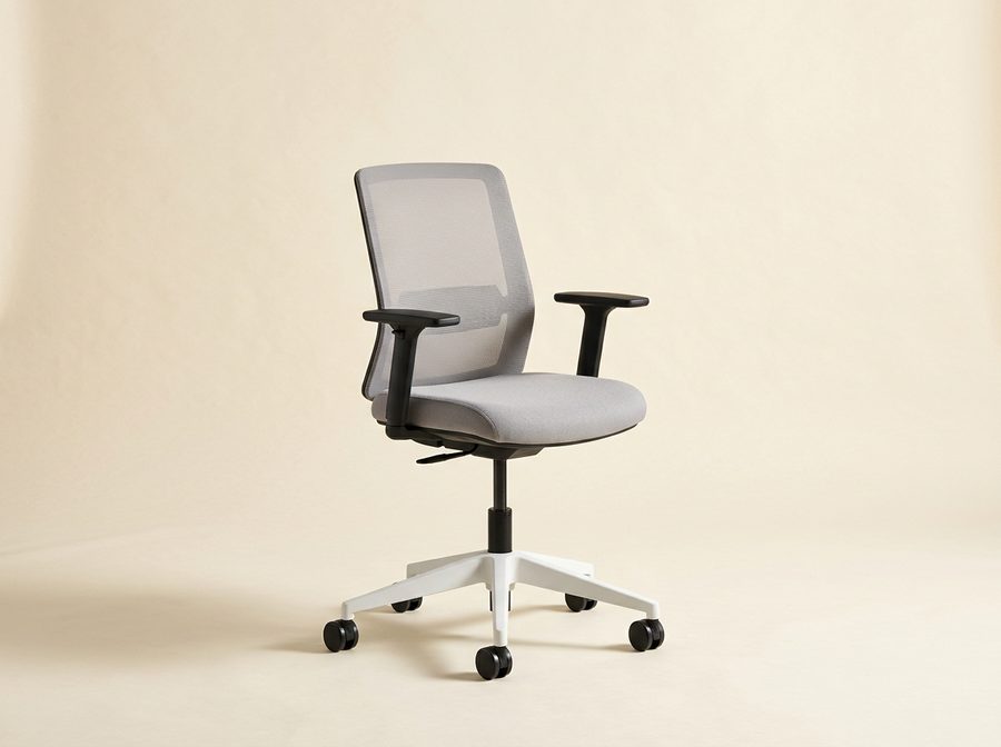 Fauteuil de bureau compact à dossier bas en maille gris clair, sans appui-tête, piètement blanc à roulettes