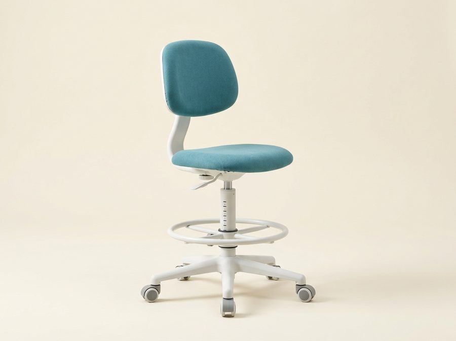 Chaise de bureau d’enfant en tissu bleu canard sur structure blanche, repose-pieds circulaire et colonne graduée