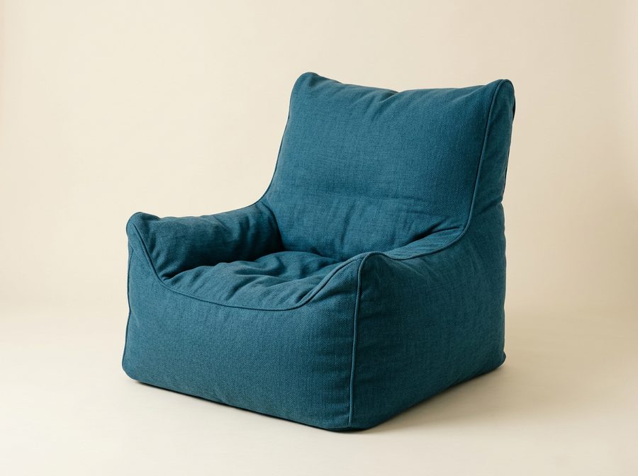 Grand pouf en tissu bleu pétrole mis en forme de fauteuil, dossier haut et assise creusée